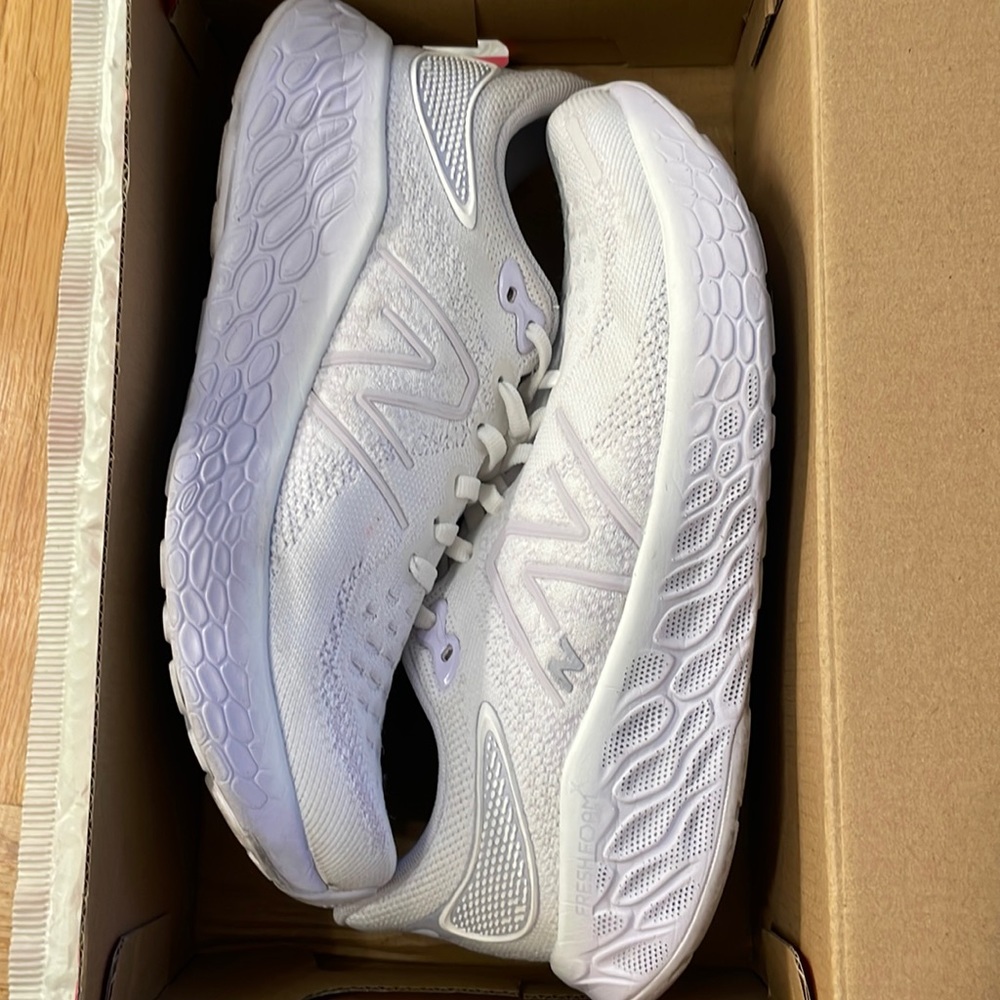 New Balance 1080v12 Fresh Foam 7.5 wide women’s running shoes white lilac